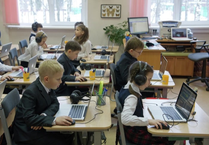 Власти: заболеваемость в школах Петербурга позволяет сохранять очный формат