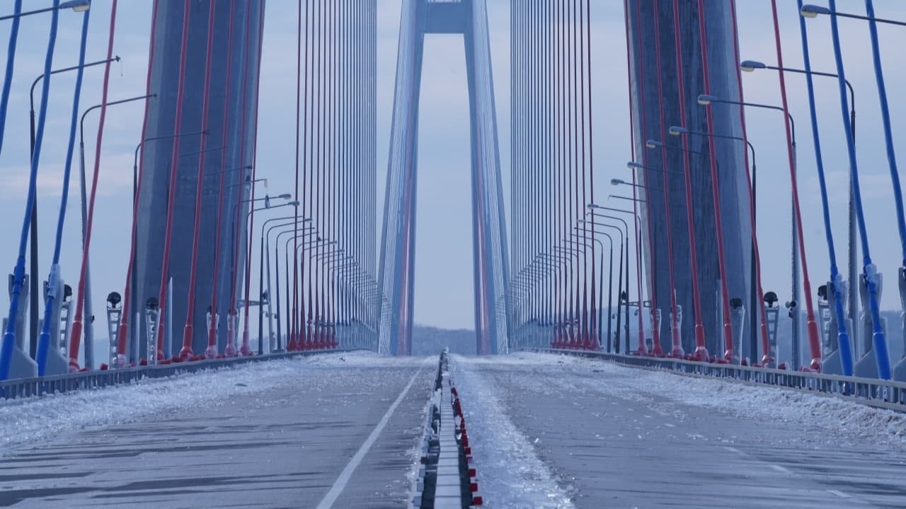Владивосток первым в мире столкнулся с обледенением вантового моста после ледяного шторма