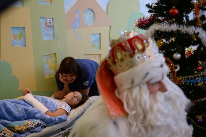 Волонтеры наряжают новогодние елки в больницах Иркутска