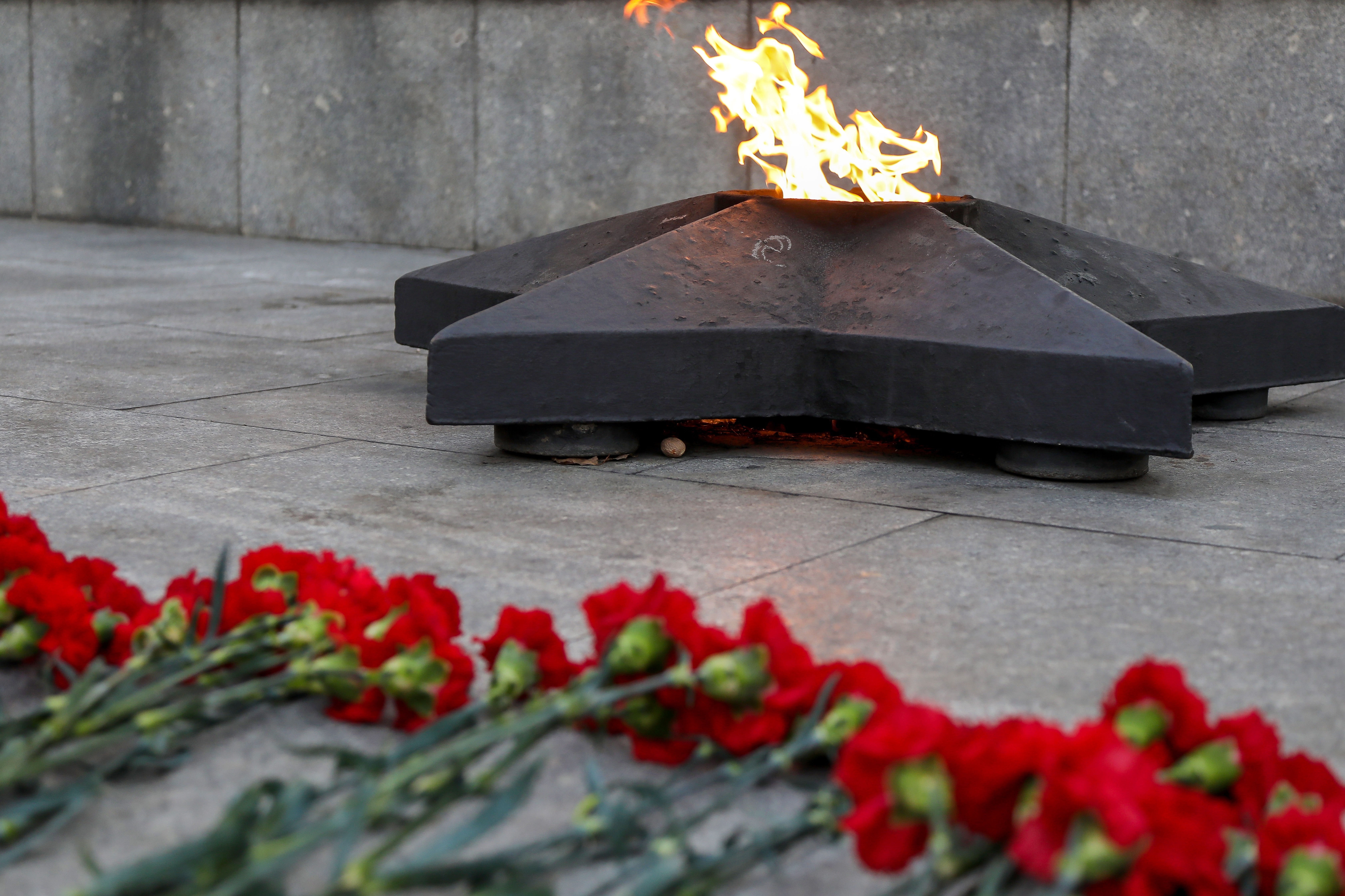 В Красноярске поисковики вручили родственникам медальоны погибших во время войны солдат