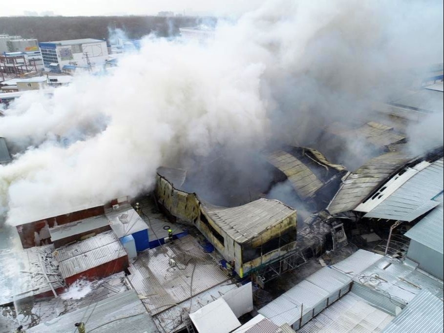 Короткое замыкание могло стать причиной крупного пожара на рынке в Ростове-на-Дону