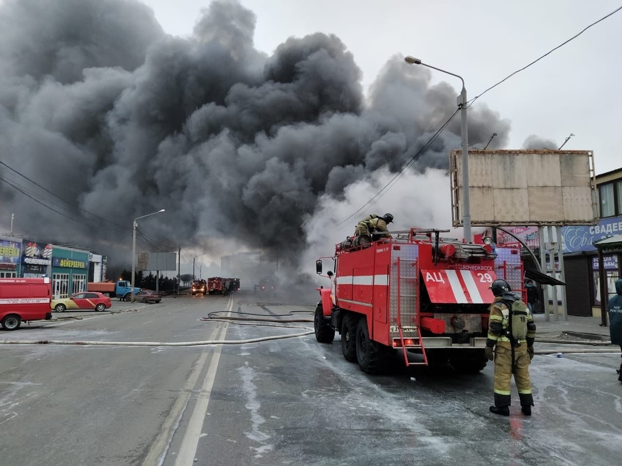 Около 200 человек и 70 единиц техники тушат пожар на рынке в Ростове-на-Дону 