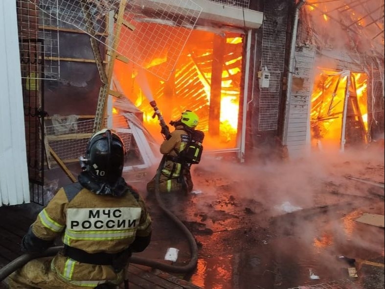 Площадь пожара на рынке в Ростове-на-Дону увеличилась до 4 тыс. кв. метров - МЧС