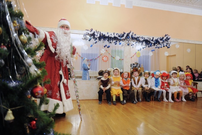 Родителей и гостей не пустят на новогодние елки в школах и детсадах на Ямале