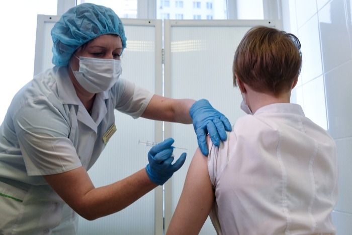 Омских медиков начали вакцинировать от коронавируса