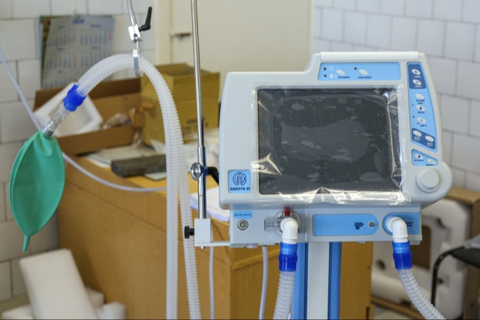 Больницы Ямала получили 61 аппарат ИВЛ