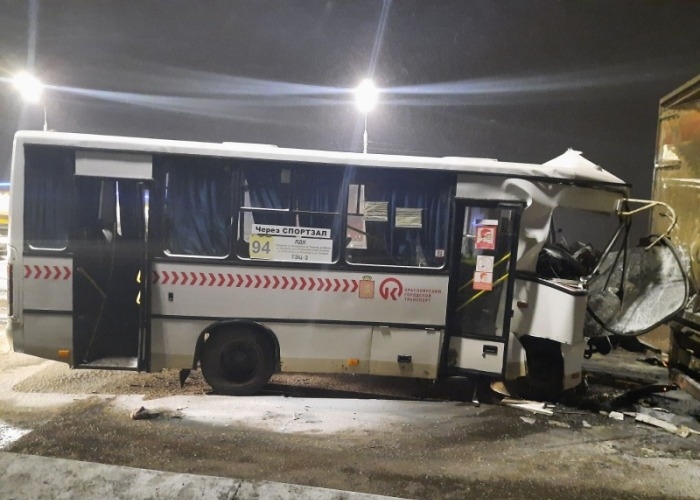 Шестнадцать человек пострадали при столкновении пассажирского автобуса и грузовика в Красноярске