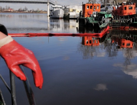 Разлив нефтесодержащих отходов с иностранного судна ликвидируют в приморском порту Находка