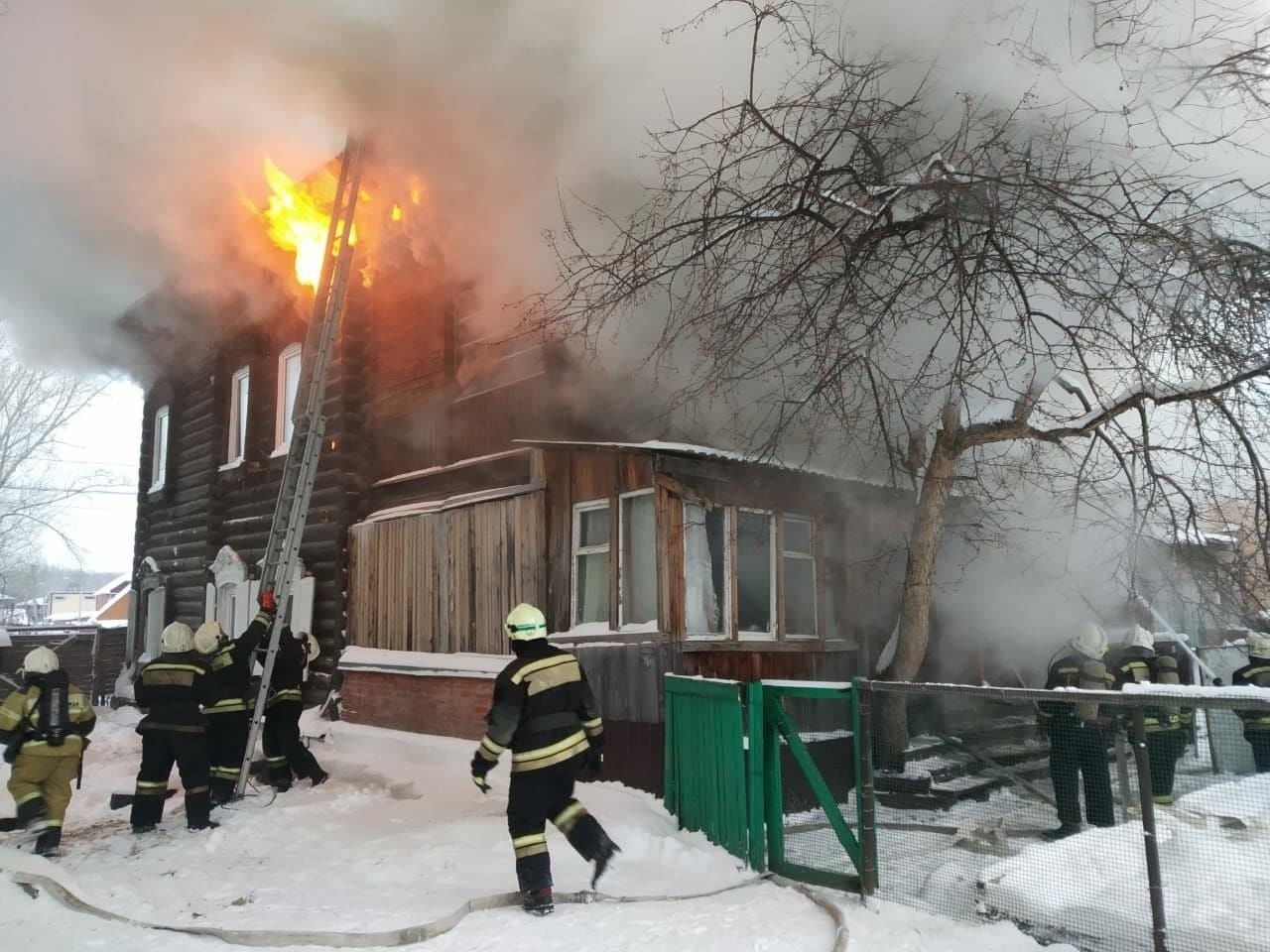 Второй за сутки старинный деревянный дом горит в Томске