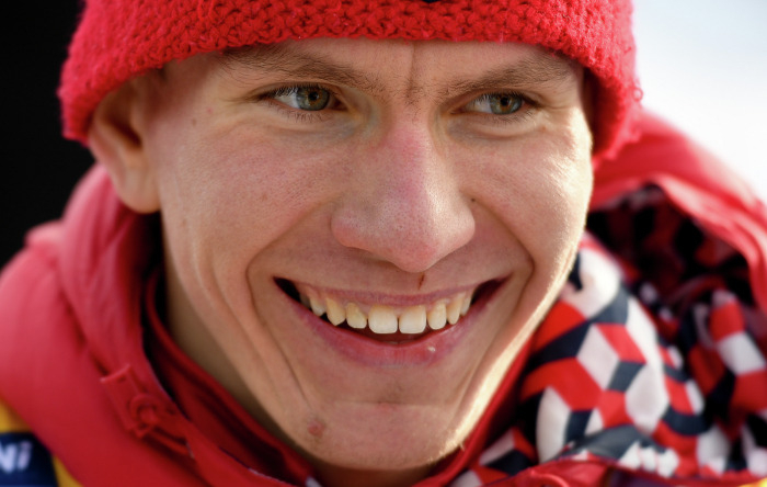 Российский лыжник Большунов стал лучшим по итогам масс-старта на 6-м этапе "Тур де Ски" в Италии