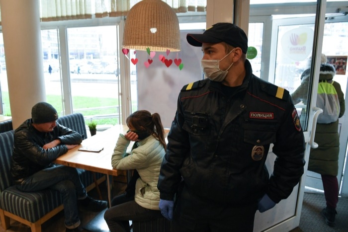 Власти Крыма снимают введенные из-за COVID-19 ограничения для кафе