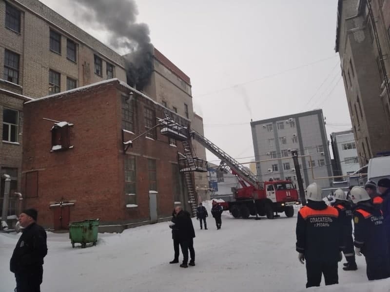 Один из цехов завода Счетно-аналитических машин горит в центре Рязани