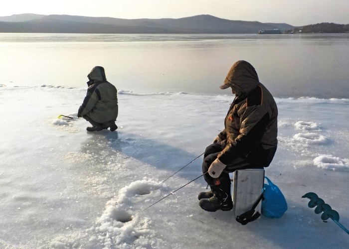 Рыбаков сняли с оторвавшейся льдины в море возле Сахалина