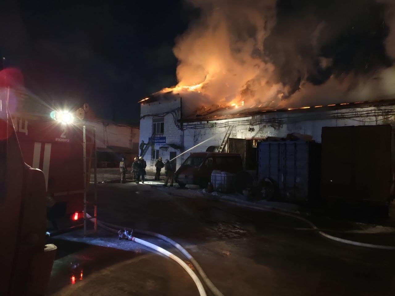 Пожар в производственном здании в Красноярске произошел на площади 500 кв. метров, пострадавших нет