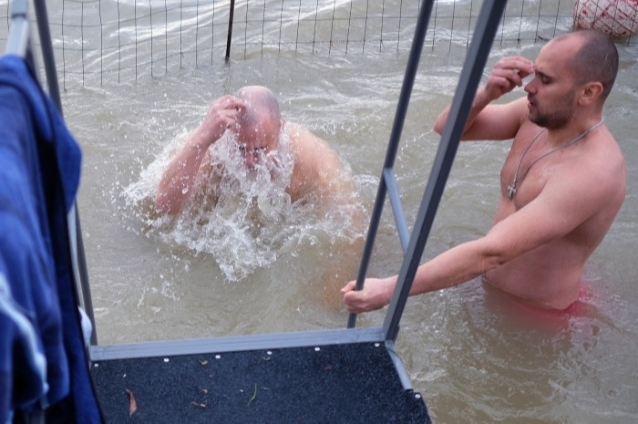 В крещенских купаниях в Петербурге участвовали на 13 тыс. человек меньше, чем год назад