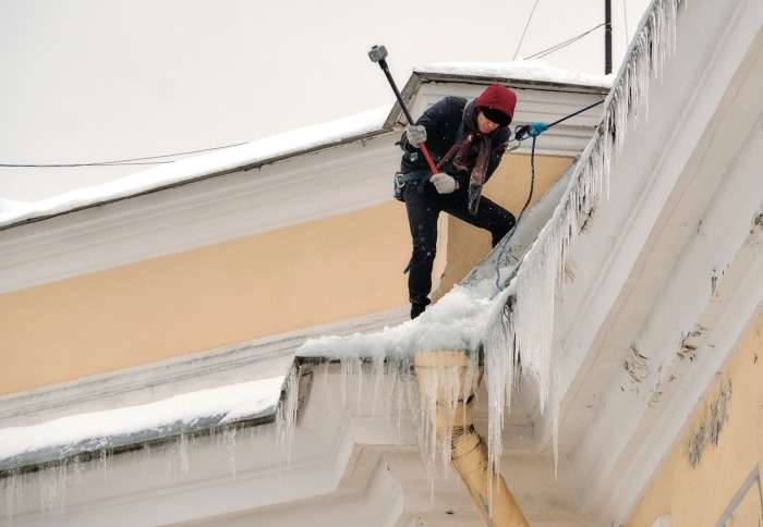 Дороги и крыши Петербурга усиленно чистят от снега