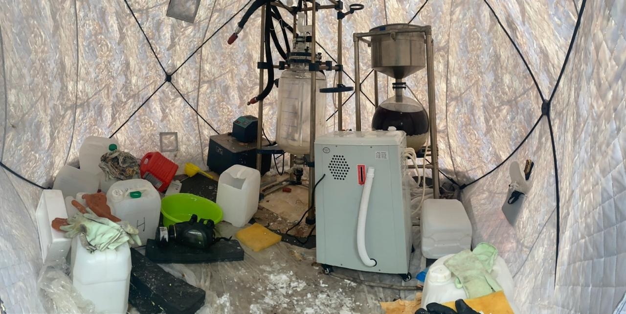 Лесную нарколабораторию-палатку обнаружили в Кузбассе