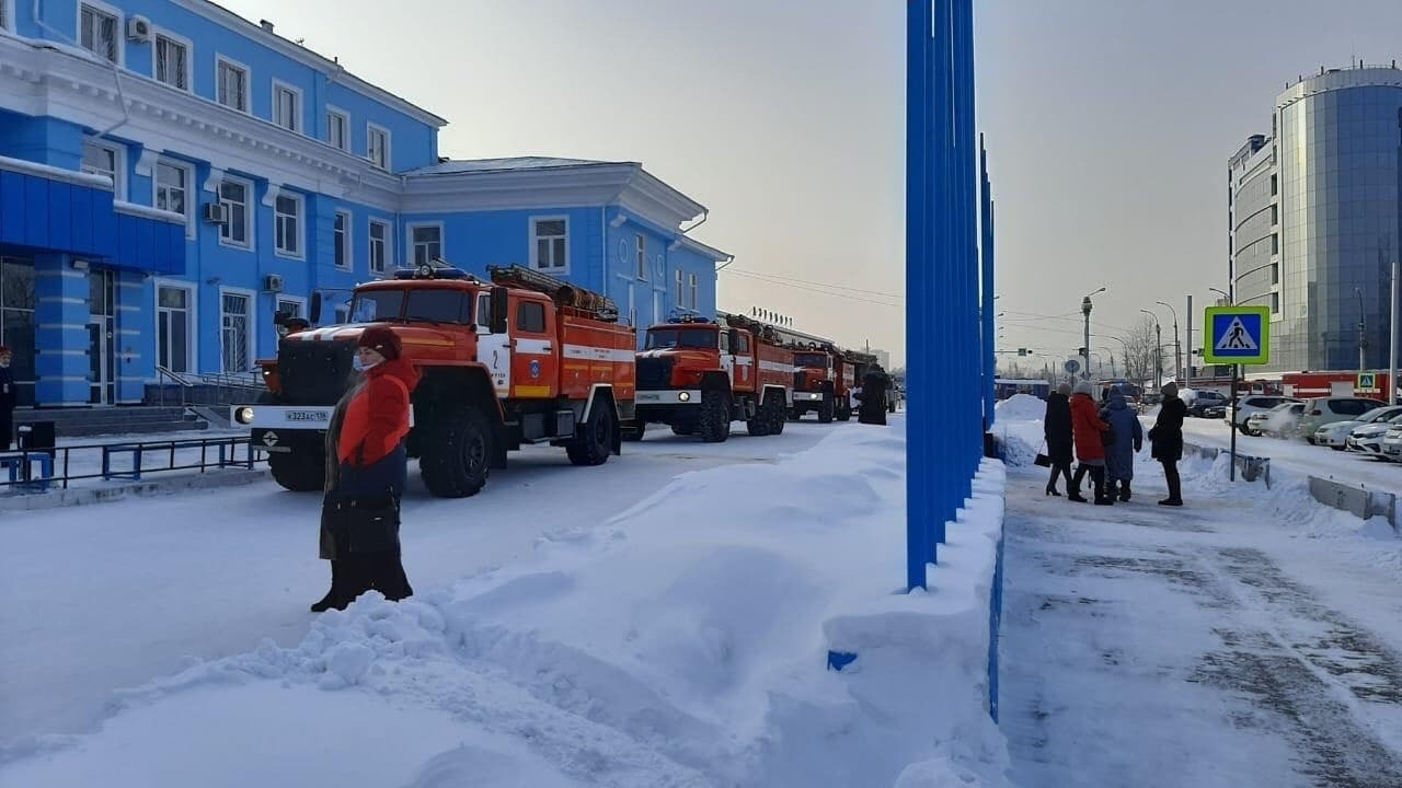 Несколько десятков человек эвакуировались из международного аэропорта Иркутска из-за пожара, пострадавших нет
