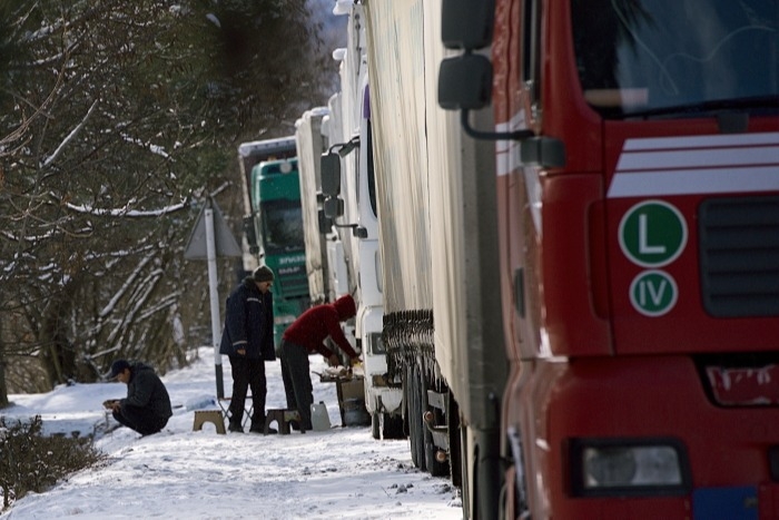 Около 150 грузовиков скопилось на трассе "Байкал" из-за морозов