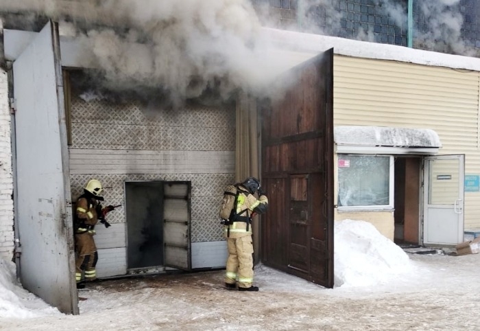 Один человек погиб во время пожара на складе в Красноярске, троих пожарных еще ищут