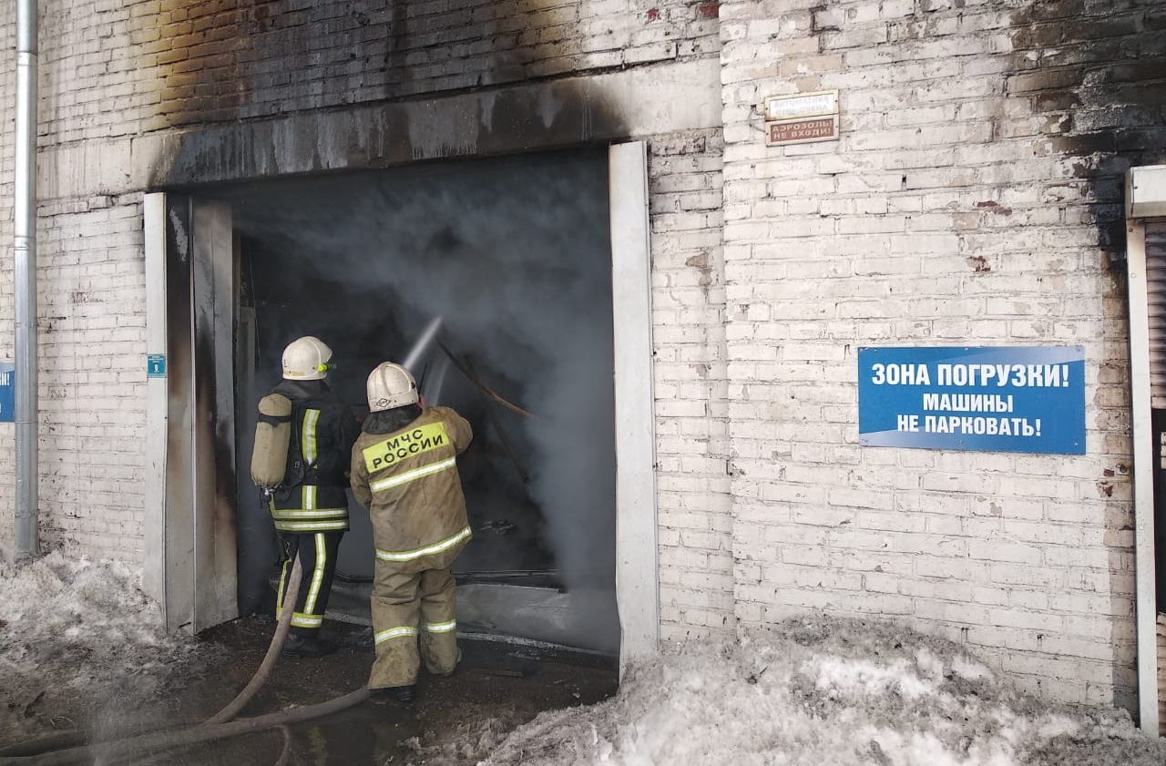 МЧС увеличивает группировку для тушения пожара на складе в Красноярске