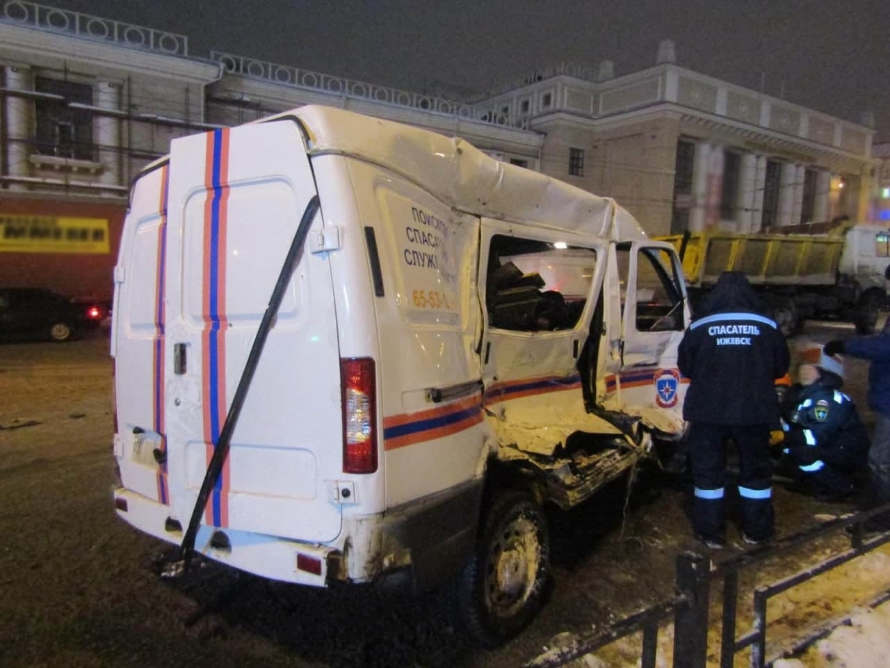 Грузовик врезался в автомобиль службы спасения в Ижевске, четверо пострадали