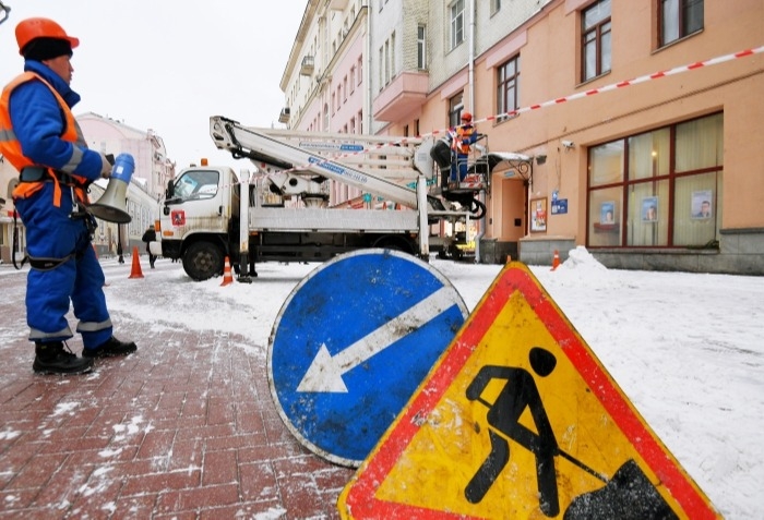 Почти полтора десятка автомобилей и два газопровода пострадали от схода снега с крыш в Барнауле