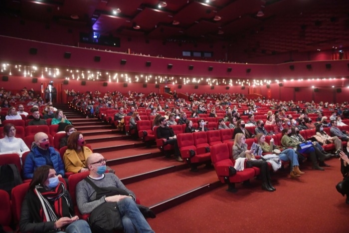 Псковским театрам и концертным залам разрешено увеличить заполняемость до 50%