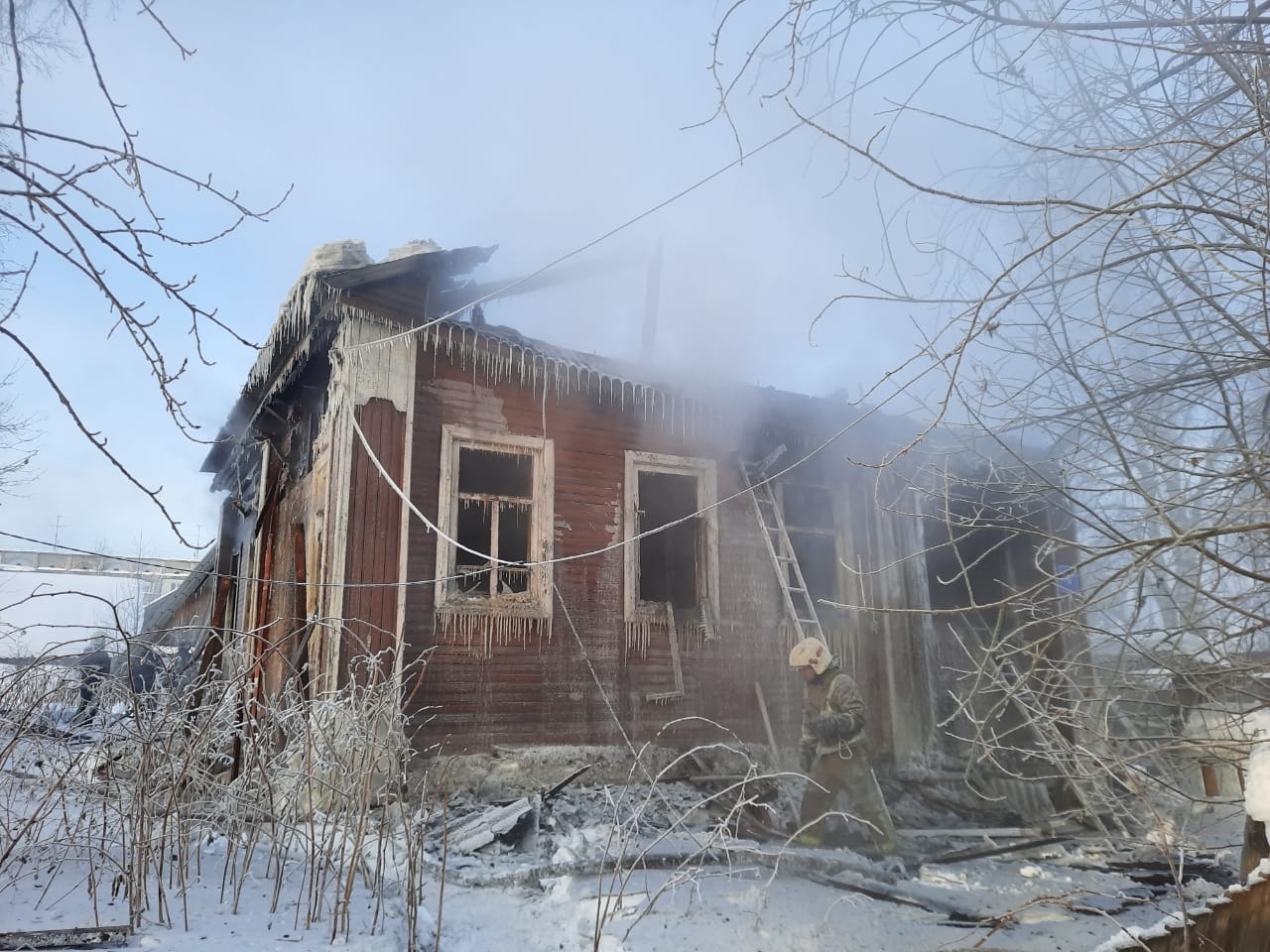 Три человека погибли при пожаре в частном доме в Сыктывкаре