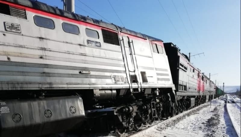 Локомотив грузового поезда сошел с рельсов на севере Приамурья