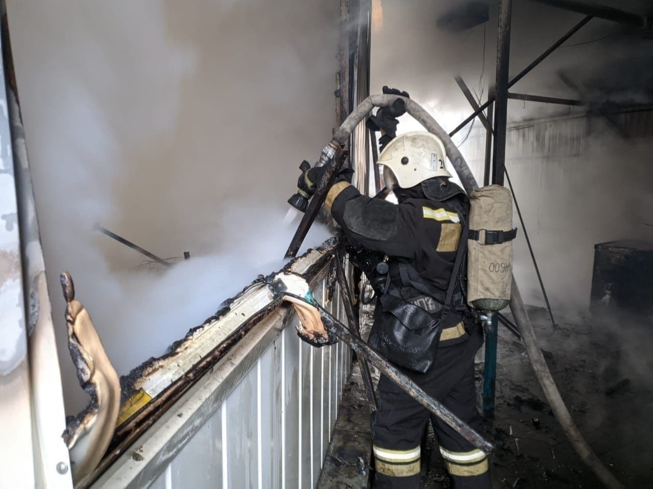 МЧС сообщает о ликвидации открытого горения на рынке в Волгограде