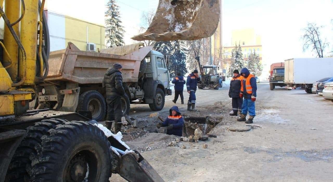 Жители центра Рязани остались без питьевой воды из-за аварии на водопроводе