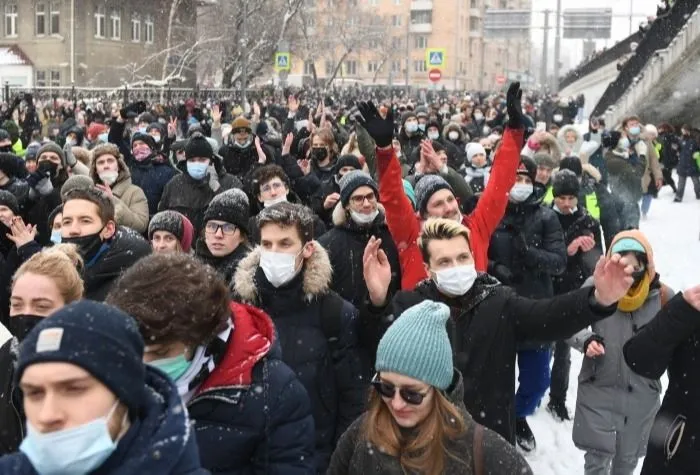 Путин: втягивание детей в незаконные акции через интернет - преступление