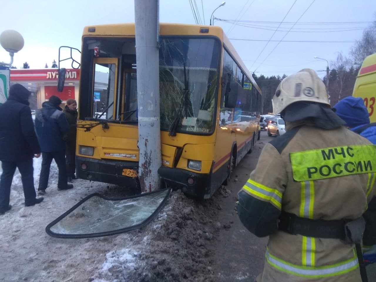 Автобус въехал в столб в Ижевске, девять пассажиров пострадали