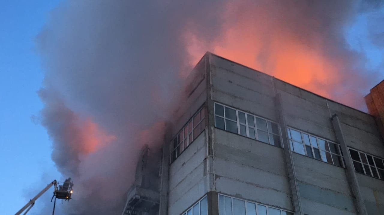 Производственное здание завода имени Дегтярева горит во Владимирской области