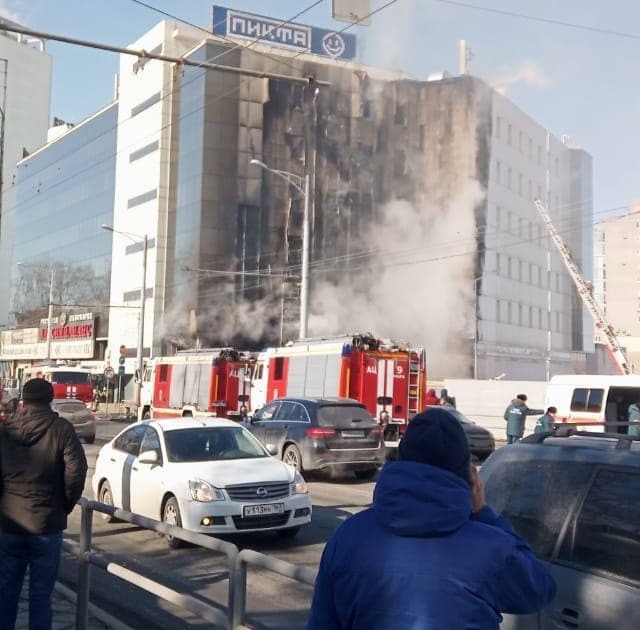 Здание офисного центра "Скала" горит в центре Самары