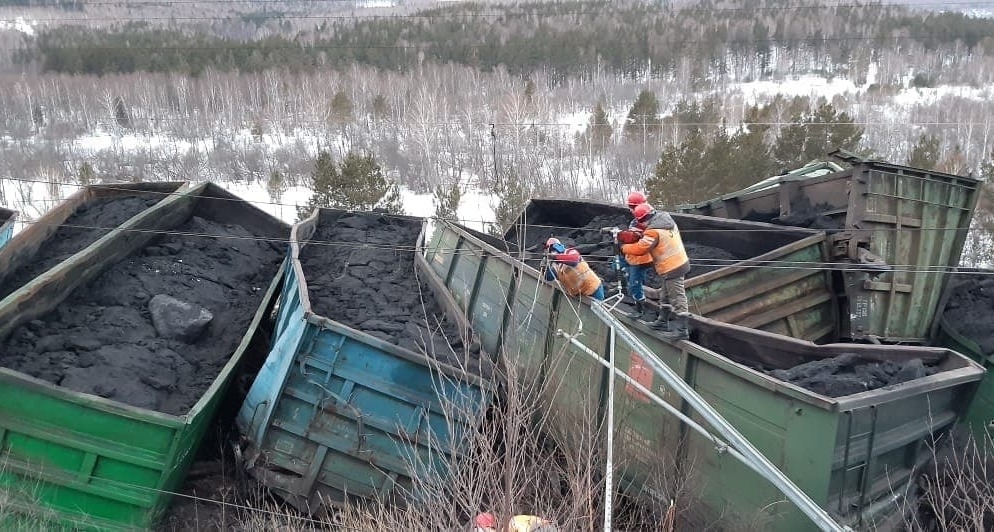 СК возбудил дело по факту схода 17 вагонов с углем в Челябинской области