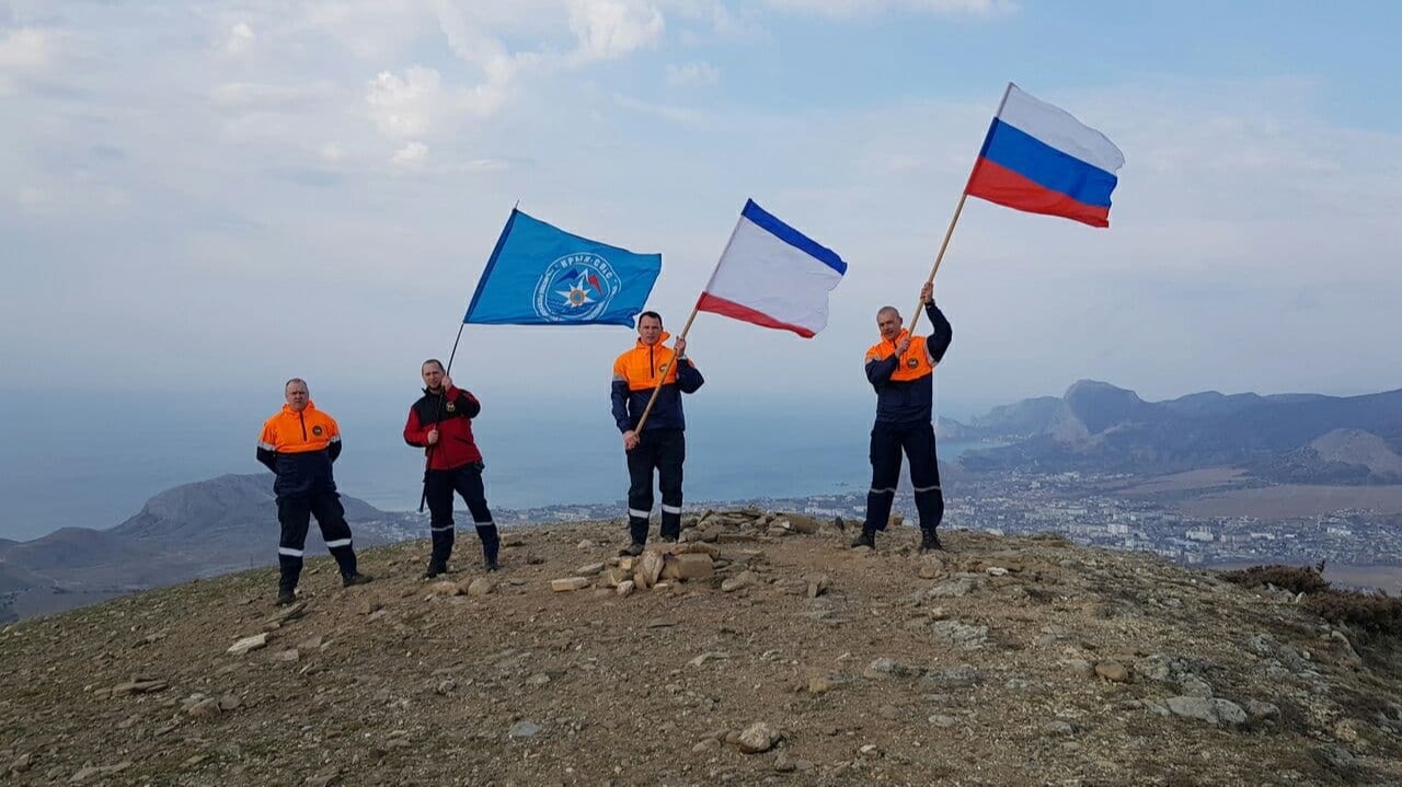 Триколор и флаг Крыма взвились на трех вершинах полуострова в честь 7-летия вхождения в РФ