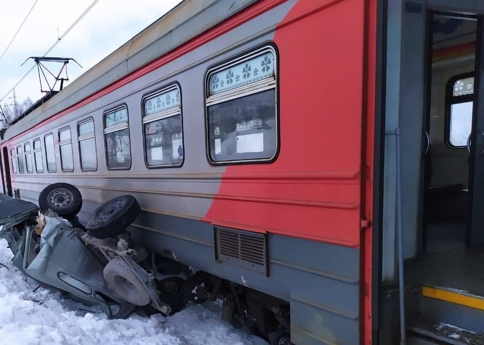 Водитель машины погиб при столкновении с поездом в Кузбассе