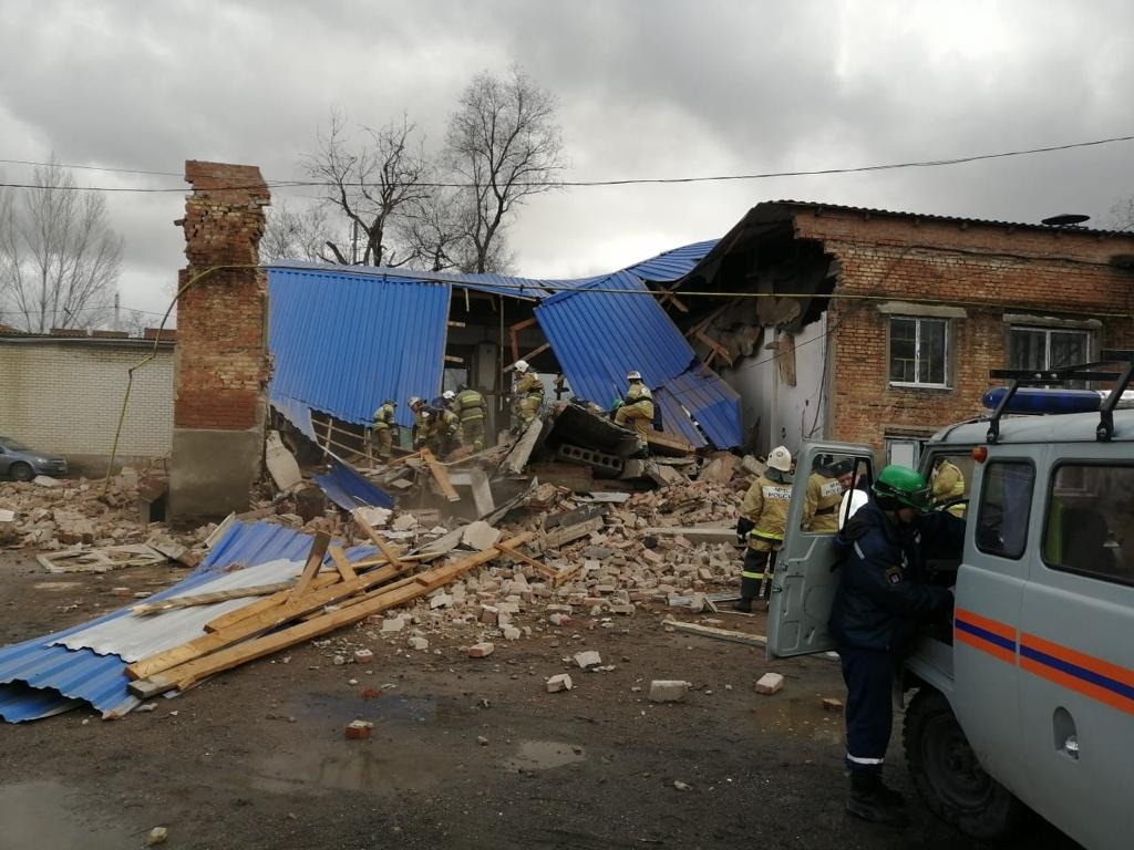 Стена неэксплуатируемого здания обрушилась в Сальске, под завалами могут быть два человека - МЧС