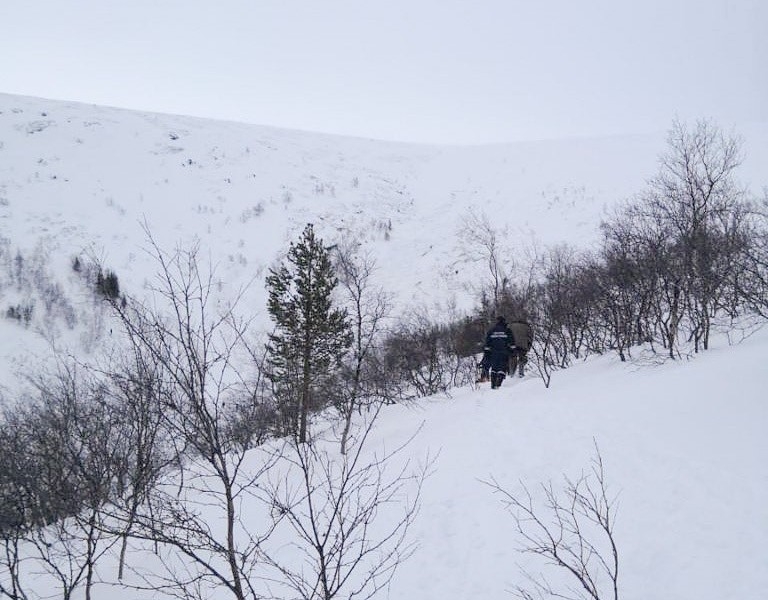 Спасатели на снегоходах вывозят тургруппу, которая попала под лавину в Заполярье
