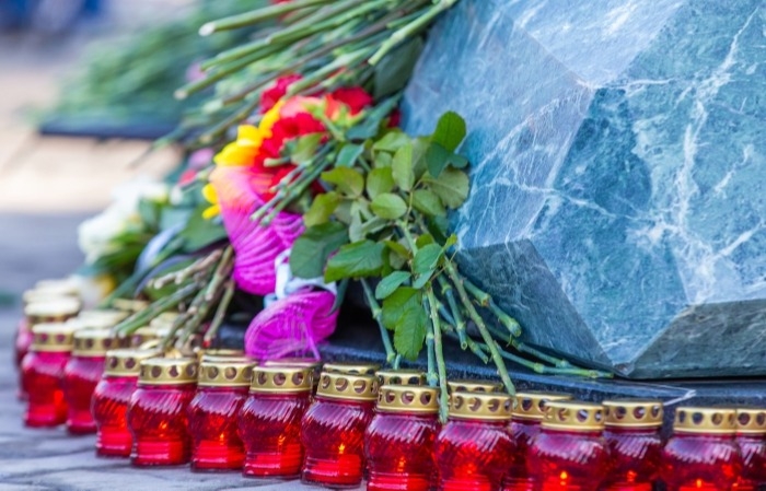 Памятные мероприятия проходят в годовщину пожара в "Зимней вишне" в Кемерово