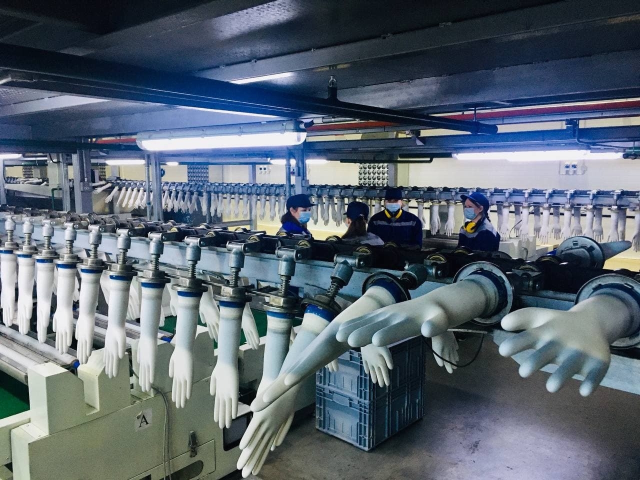 Мантуров: первый завод нитриловых медперчаток открыт в Самарской области