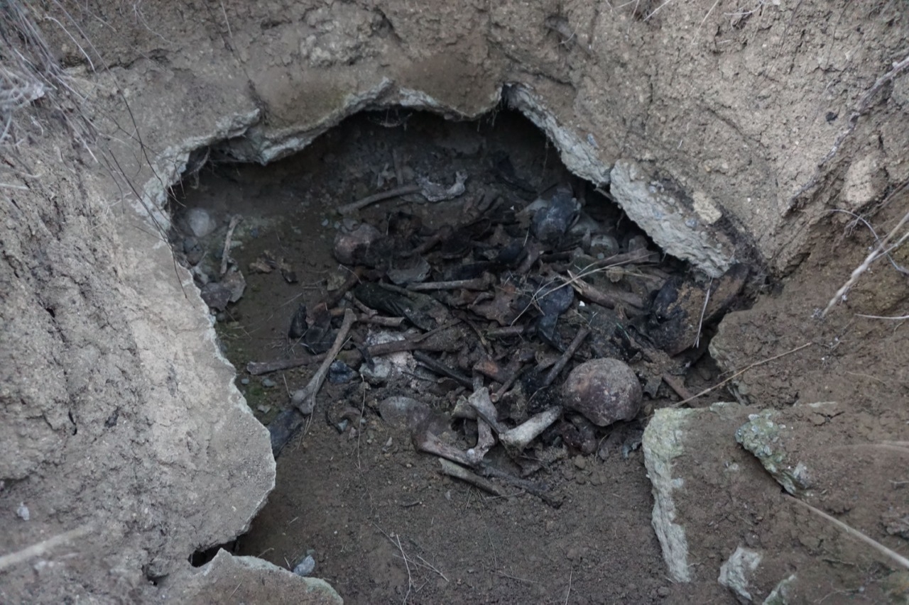 "Черные копатели" повредили братскую могилу в Крыму