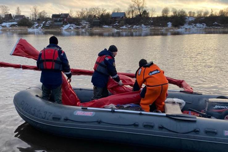 Спасатели очистили реку Волхов в Ленобласти вблизи подтопленного судна