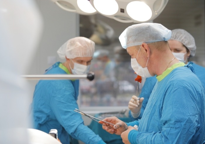 Медики работают в операционной во время пожара в кардиоцентре в Приамурье