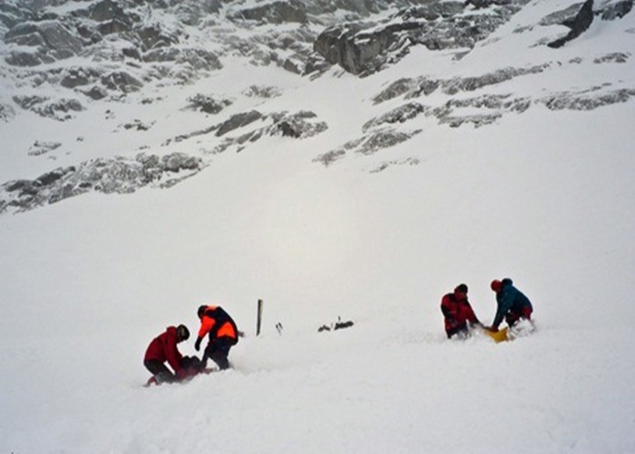 Туристы погибли в нацпарке в Коми, "подрезав" лавину на снегоходе