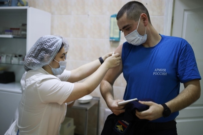 Вакцинацию призывников от COVID-19 в Иркутской области организуют в поликлиниках