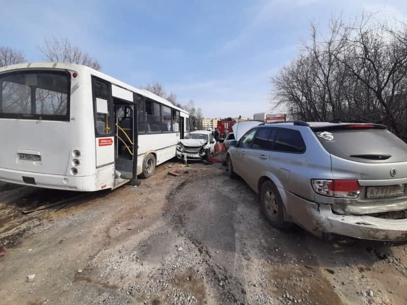 Пассажирский автобус протаранил семь автомобилей в Рязани, пострадали шесть человек - источник
