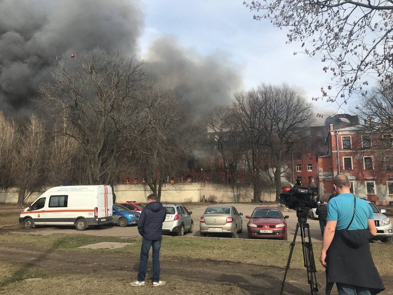 Кровля обрушилась в горящем здании Невской мануфактуры на площади 1,5 тыс. кв м